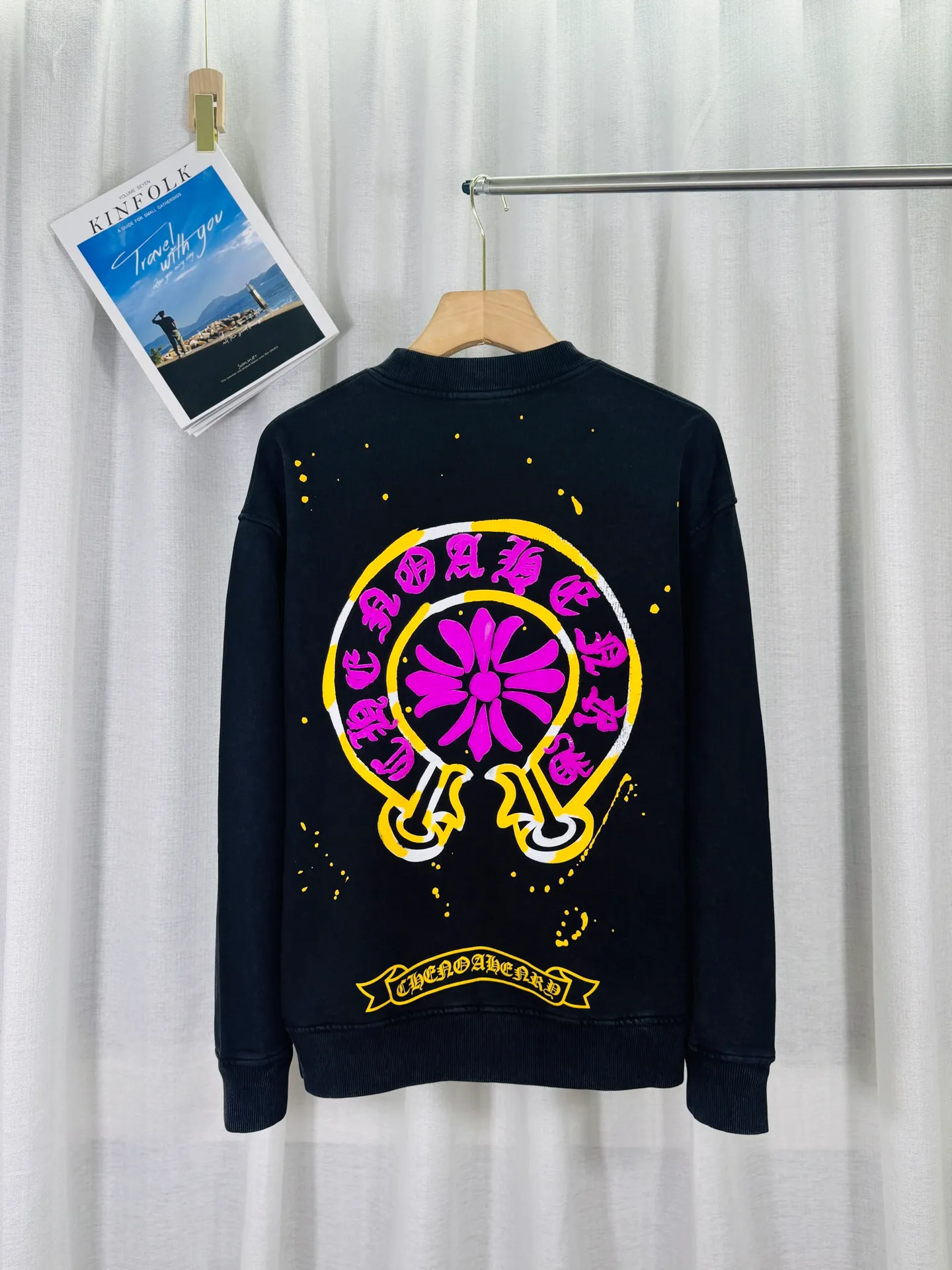 P270 top version, real shot without P, ​​different from market currency) 𝗖𝗵𝗿𝗼𝗺𝗲 𝗛𝗲𝗮𝗿𝘁𝘀/Croxin 2025 3D three-dimensional autumn and winter new original single counter American laser burnt 3D offset printing couple casual sweatshirt 👑The highest version! Customized fabric 430g tripe terry fabric! American pickling and distressing, fried snowflakes, 3D offset printing, best-selling model at the counter, very comfortable to wear. Accessories: original molded and authenticated collar label➕100% silk wash water label. Genuine purchase-grade original hangtag➕matching hanging rope➕3D hanging beads➕original packaging bag. Craftsmanship: The original version has consistent wiring! The highest version of the armhole matching technique! Color: Gray Black Size: S M L XL Style No.: 9317